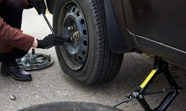 ¿A qué especialista en neumáticos debo contactar en caso de pinchazo?